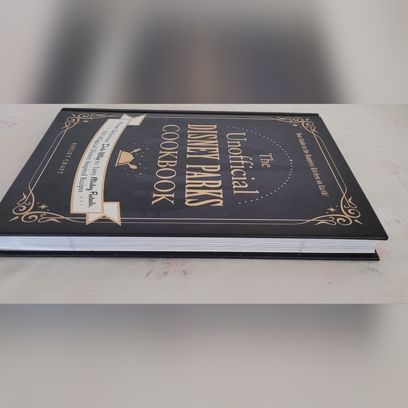 The Unofficial Disney Parks Cookbook - Picture 2 of 9